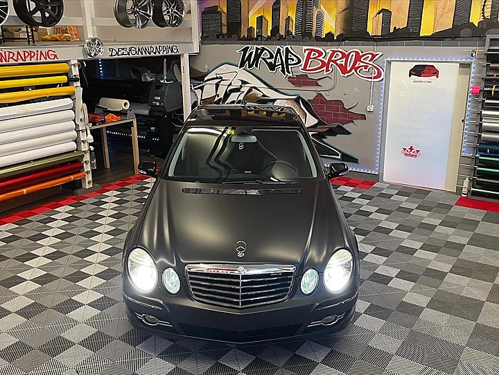 Mercedes-Benz E-Klasse, Folierung, Bild 1