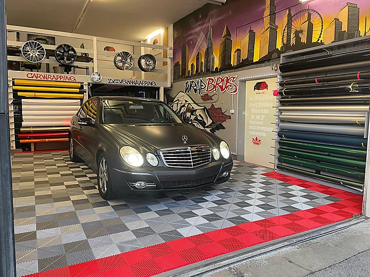 Mercedes-Benz E-Klasse, Folierung, Bild 2