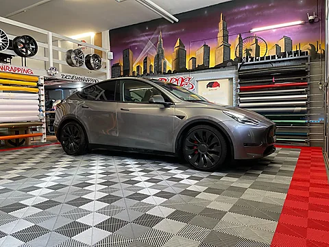 Tesla Model Y Performance, Chrome Delete von WrapBro's