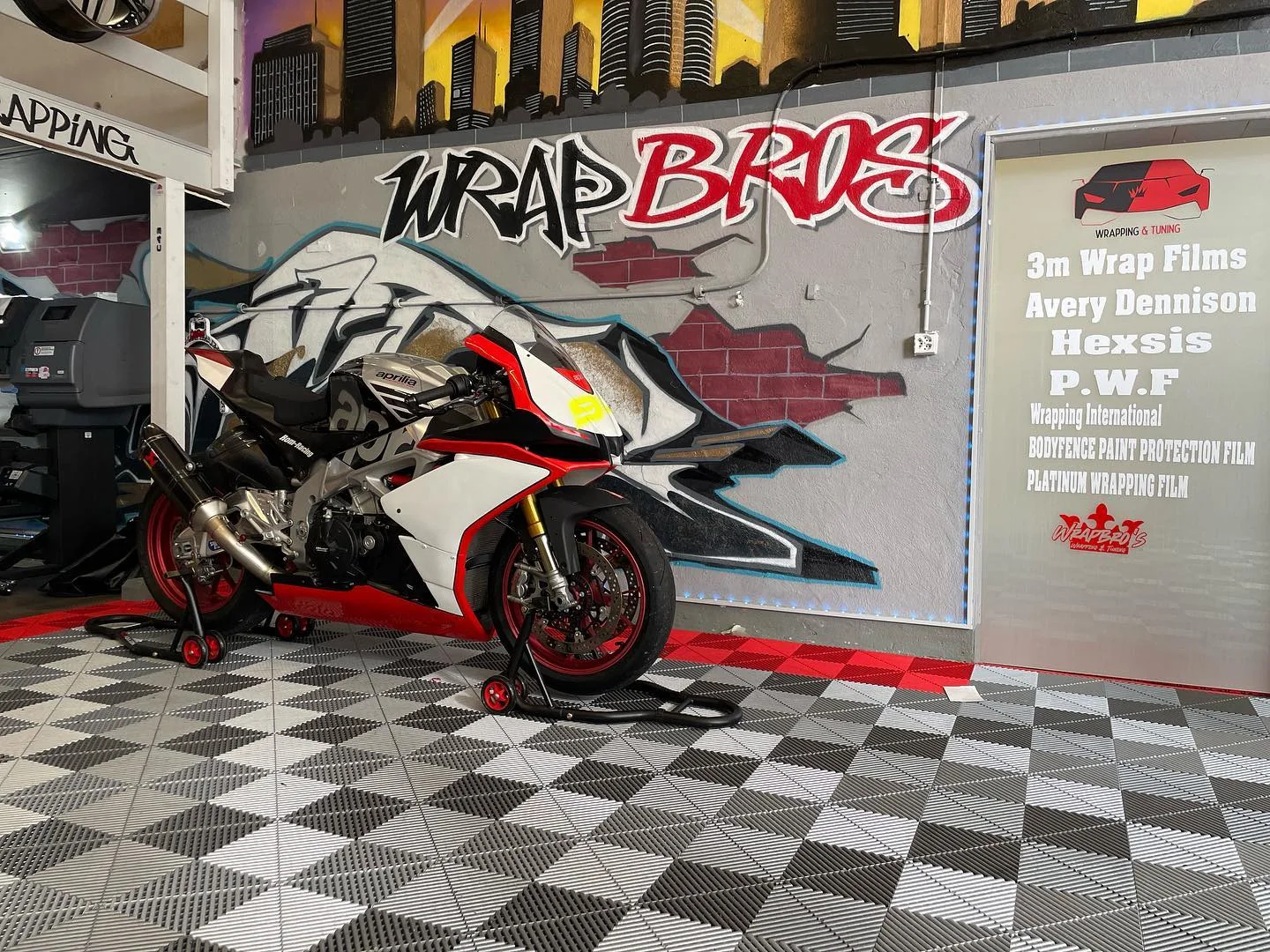 Aprilia RSV4 Superbike (Motorrad), Motorradfolierung