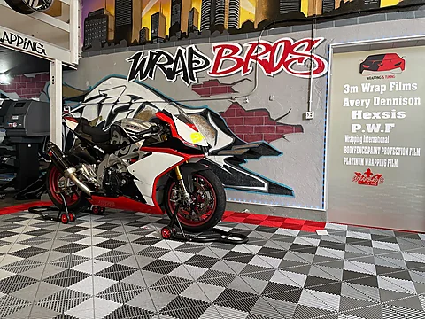 Aprilia RSV4 Superbike (Motorrad), Motorradfolierung von WrapBro's