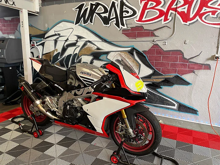 Aprilia RSV4 Superbike (Motorrad), Motorradfolierung, Bild 2