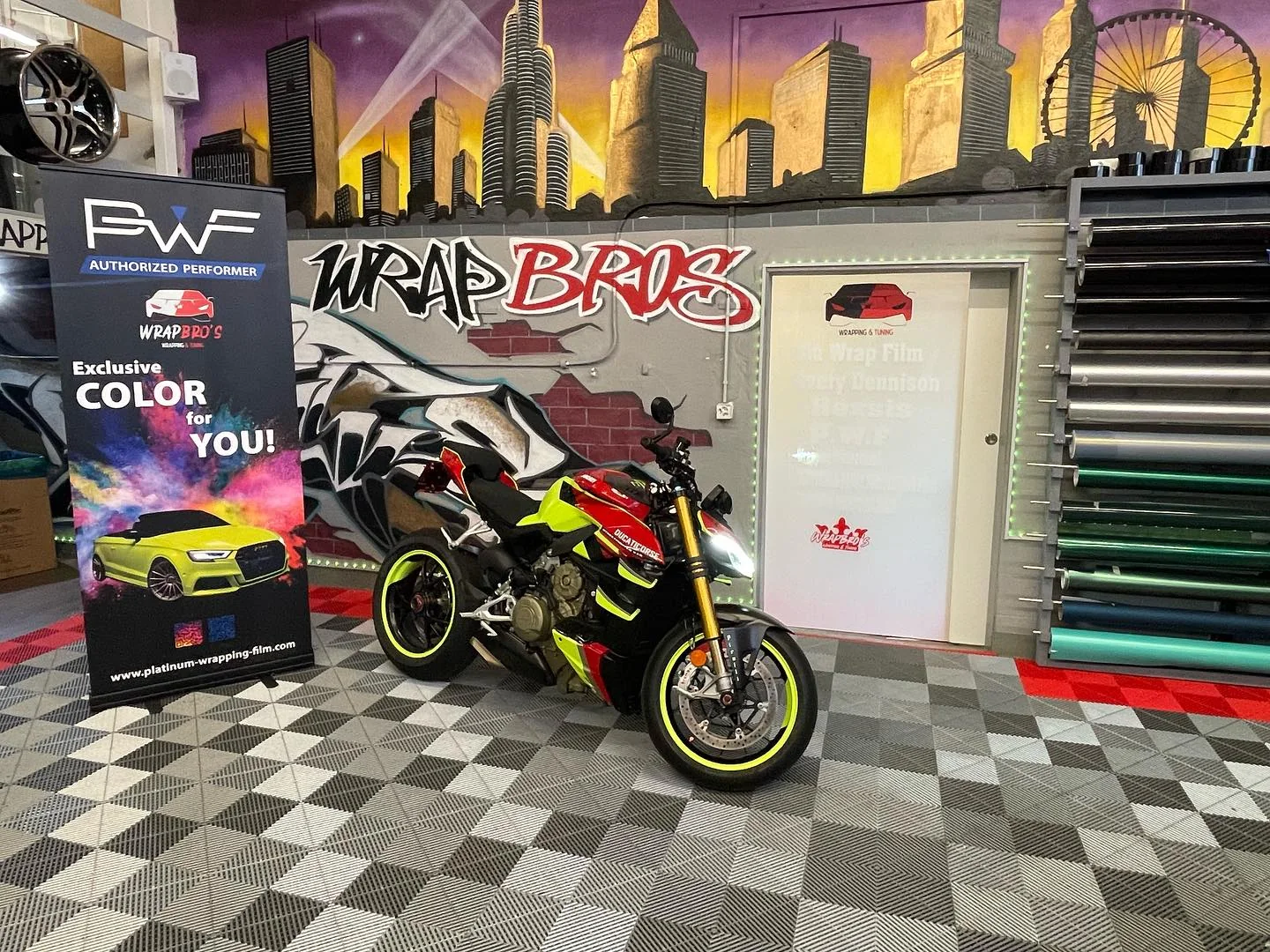Ducati Streetfighter V4 S (Motorrad), Motorradfolierung + Design