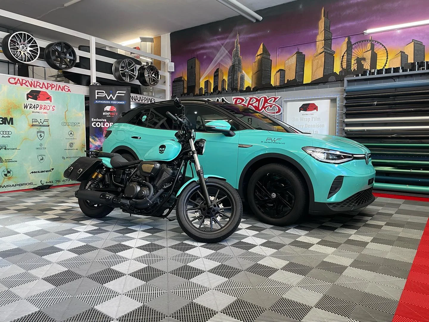 VW ID.4 und Yamaha XV 950R, Folierung (Auto + Motorrad)