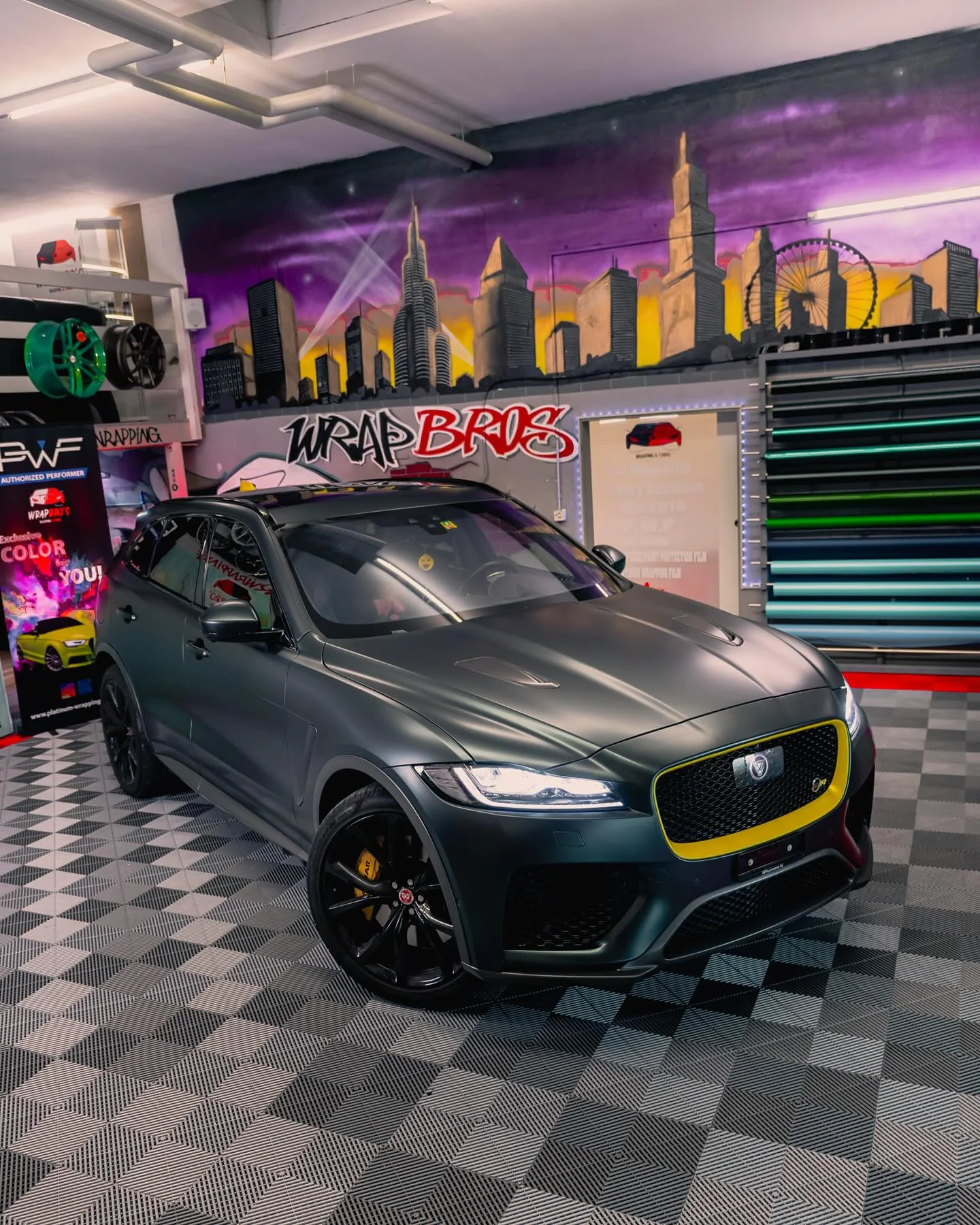 Jaguar F-Pace SVR, Folierung + Lackierung