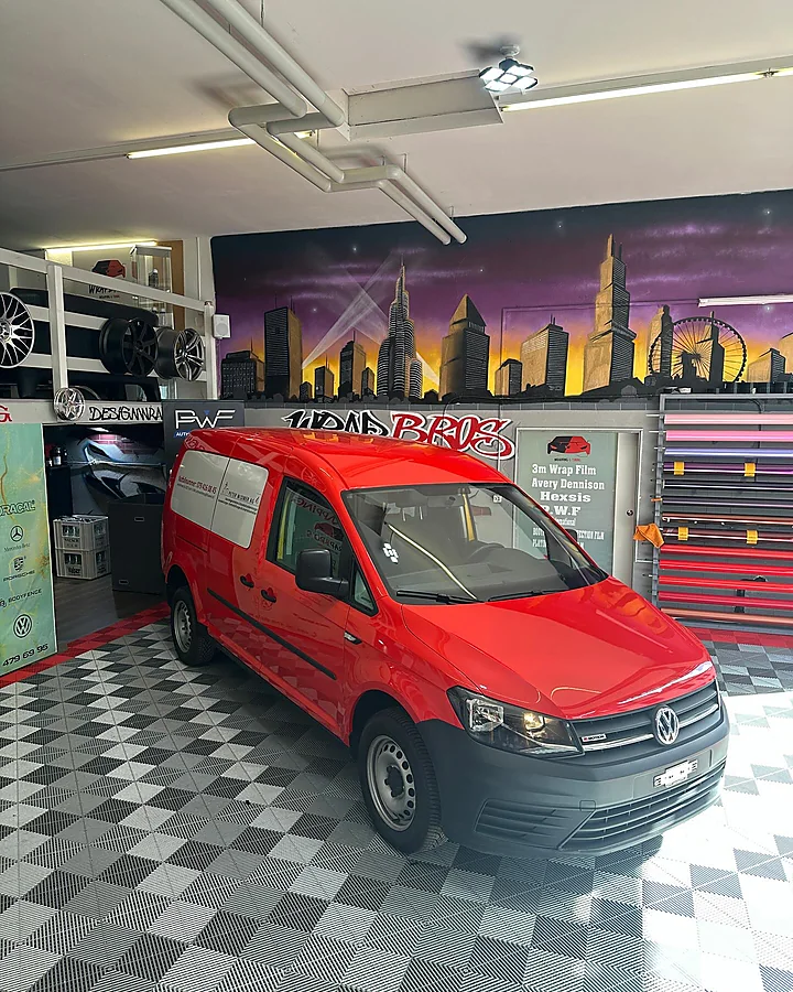 VW Caddy (Firmenfahrzeug Peter Widmer AG), Folierung + Beschriftung + Lackierung, Bild 1